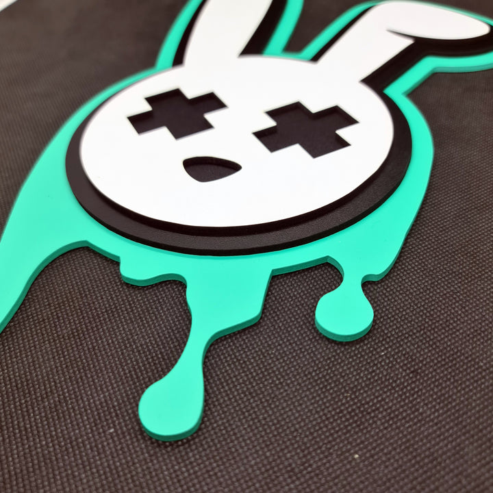 Knockout Art Bunny: Rebeldía y Estilo en Dos Tamaños