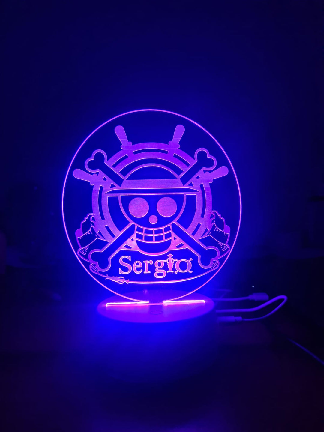 ¡Misterio y Aventura: Ilumina tu Espacio con Nuestra Lámpara LED de la Calavera de One Piece, ¡Personalizada con tu Nombre!